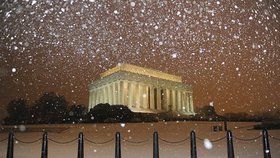 Ve Washingtonu už začalo pořádně sněžit v noci na čtvrtek.