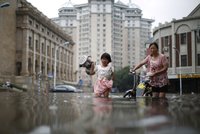 V Číně zabíjí záplavy, 16 milionů lidí bylo evakuováno, další se pohřešují