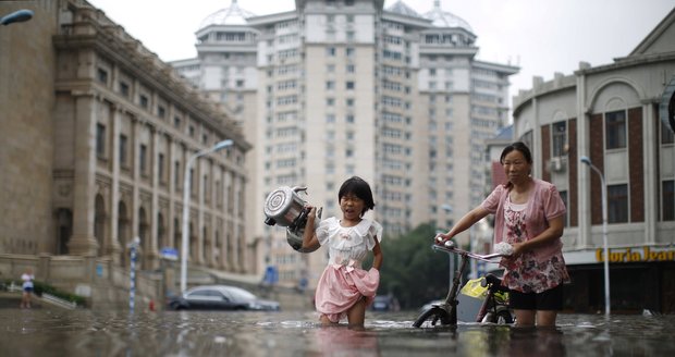 V Číně zabíjí záplavy, 16 milionů lidí bylo evakuováno, další se pohřešují