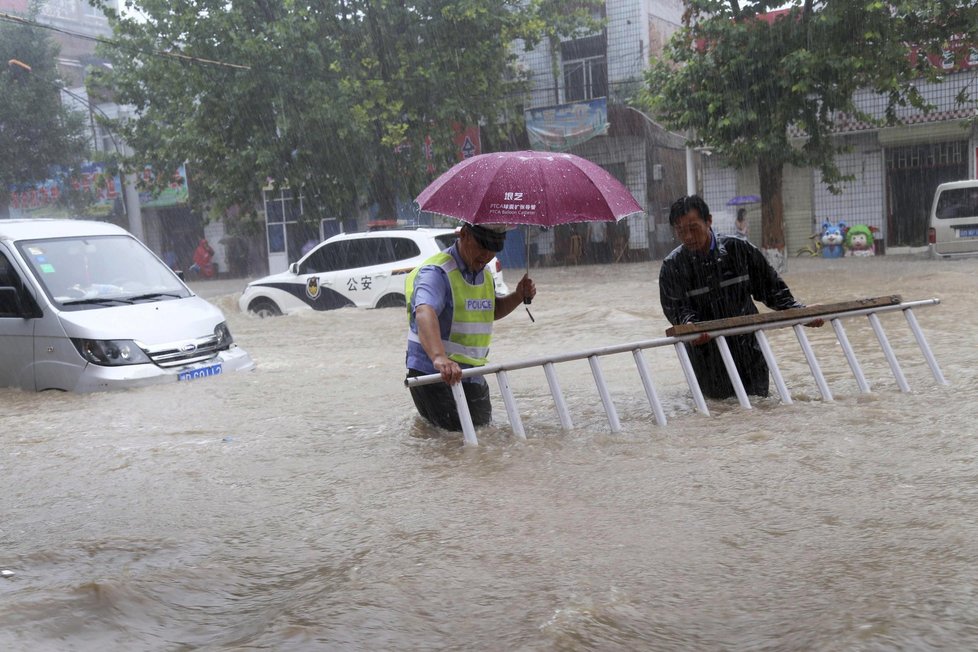 Čínu devastují ničivé záplavy.