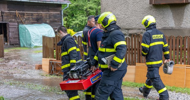 Zatopené sklepy a silnice na Frýdecko-Místecku daly zabrat lidem i hasičům. (23. 5. 2023)