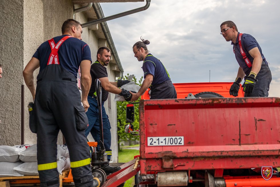Zatopené sklepy a silnice na Frýdecko-Místecku daly zabrat lidem i hasičům (23. 5. 2023).
