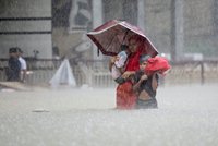 Smrtící záplavy v Bangladéši a Indii: Desítky mrtvých, miliony domů pod vodou. Pršet má dál