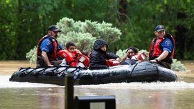 Hrozivé záplavy v Texasu: Evakuace a zavřené školy po přívalových deštích