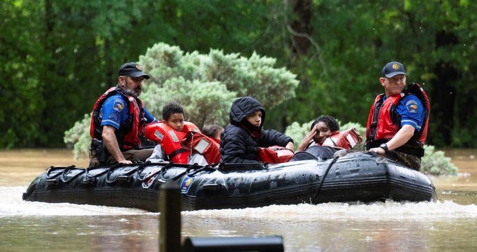 Hrozivé záplavy v Texasu: Evakuace a zavřené školy po přívalových deštích
