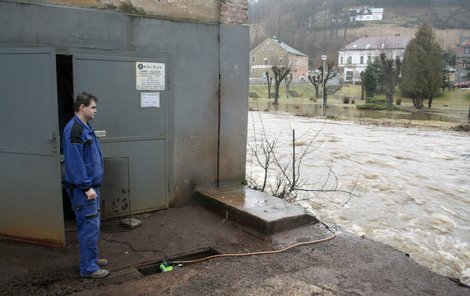 Karel Kalous odèerpává vodu ze své dílny v Oloví na Sokolovsku, kde se  5. ledna rozvodnila øeka Svatava.