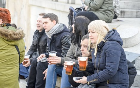 V sobotu bylo na pražských Hradčanech až 11 °C a tak si turisté dopřávali pivečko venku.