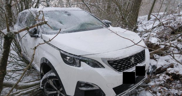 Nový sníh a klouzačka na silnici přinesly nové nehody (8.4.2021)