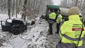 Náledí na silnicích vede k častějším smykům a dopravním nehodám. Meteorologové nabádají ke zvýšené opatrnosti.