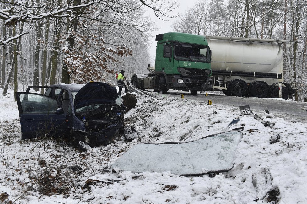 Náledí na silnicích vede k častějším smykům a dopravním nehodám. Meteorologové nabádají ke zvýšené opatrnosti