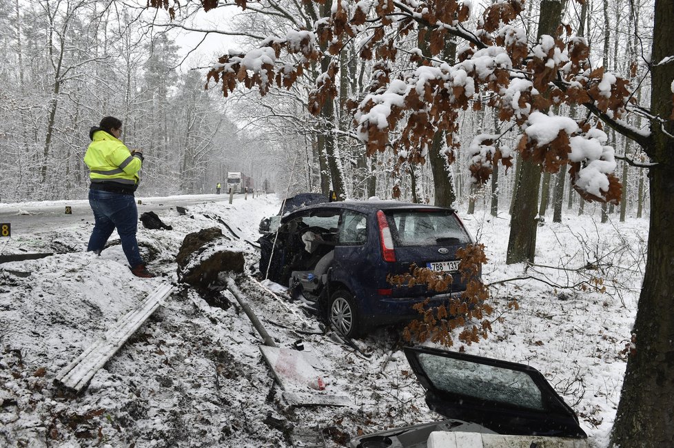 Náledí na silnicích vede k častějším smykům a dopravním nehodám. Meteorologové nabádají ke zvýšené opatrnosti