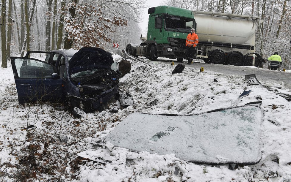 Náledí na silnicích vede k častějším smykům a dopravním nehodám. Meteorologové nabádají ke zvýšené opatrnosti