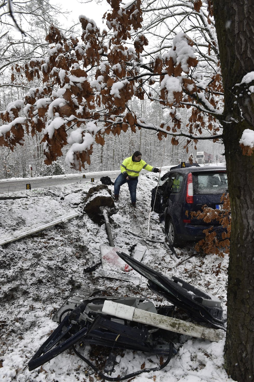 Náledí na silnicích vede k častějším smykům a dopravním nehodám. Meteorologové nabádají ke zvýšené opatrnosti