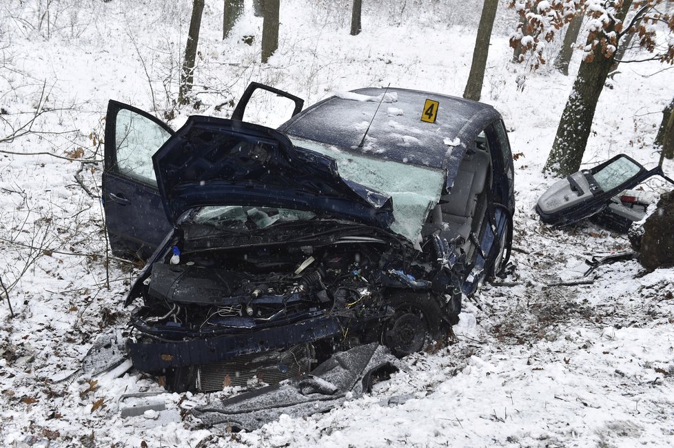 Náledí na silnicích vede k častějším smykům a dopravním nehodám. Meteorologové nabádají ke zvýšené opatrnosti