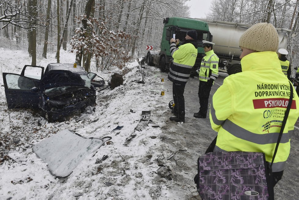 Náledí na silnicích vede k častějším smykům a dopravním nehodám. Meteorologové nabádají ke zvýšené opatrnosti