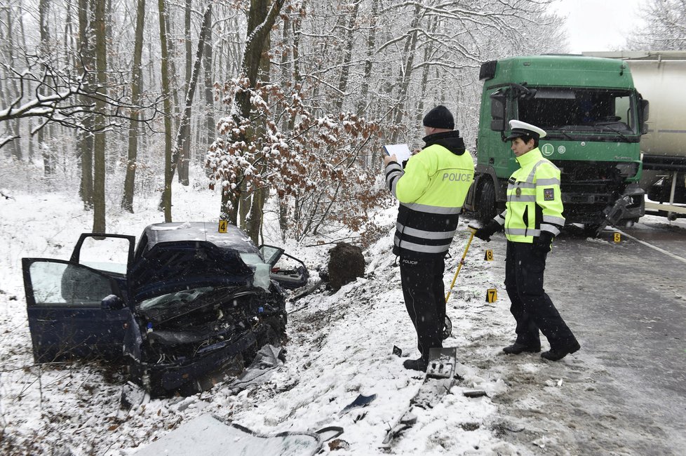 Náledí na silnicích vede k častějším smykům a dopravním nehodám. Meteorologové nabádají ke zvýšené opatrnosti