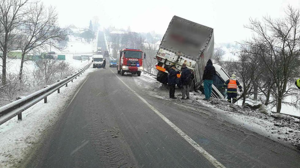 Náledí na silnicích vede k častějším smykům a dopravním nehodám. Meteorologové nabádají ke zvýšené opatrnosti