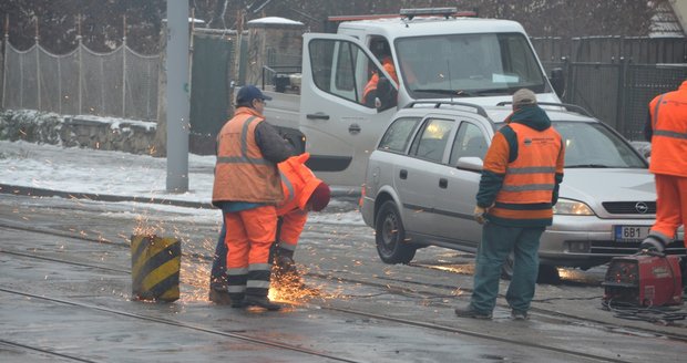 České silnice jsou pokryté sněhem, platí výstraha pro řidiče, sledujte radar Blesku.
