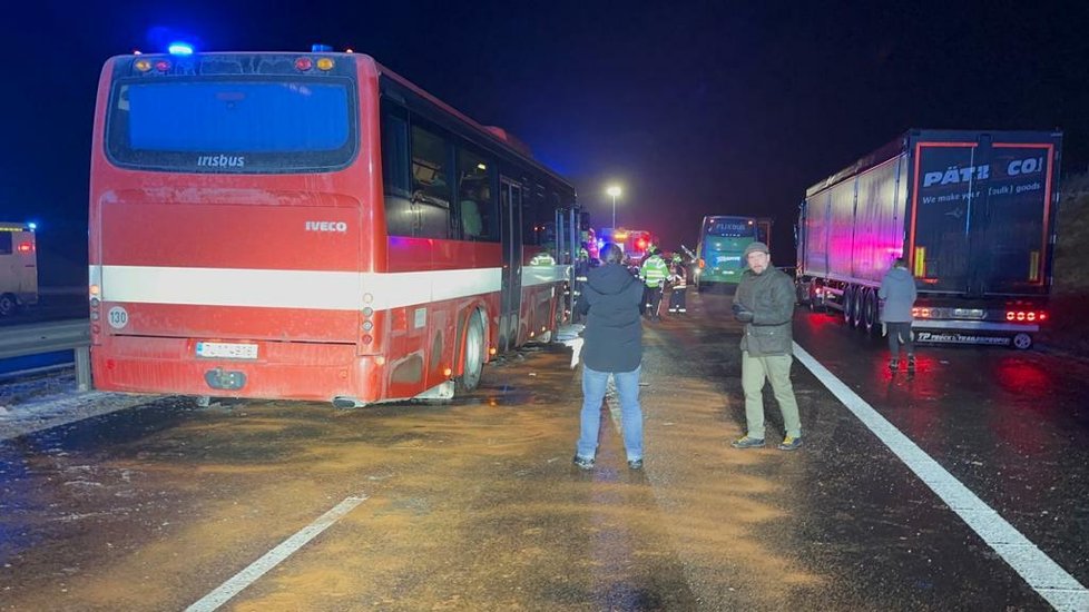 Hromadná nehoda na dálnici D6 (19. 12. 2022)