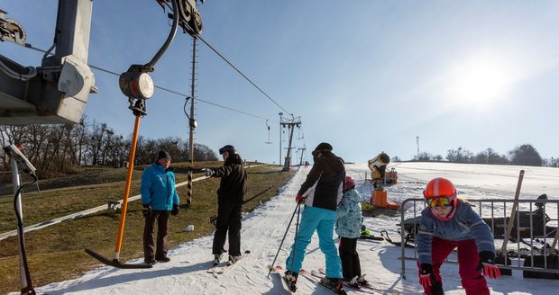 Lyžaři si v česku užívají slunečné počasí (2. 3. 2023).