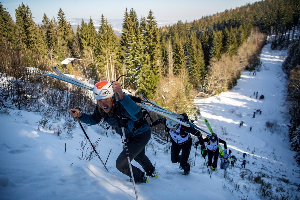 Lyžaři si v česku užívají slunečné počasí (2. 3. 2023).