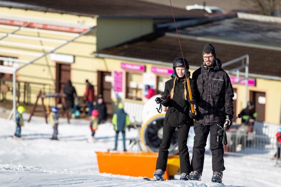 Lyžaři si v česku užívají slunečné počasí (2. 3. 2023).