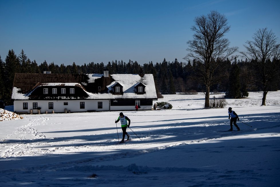 Lyžaři si v česku užívají slunečné počasí (2. 3. 2023).