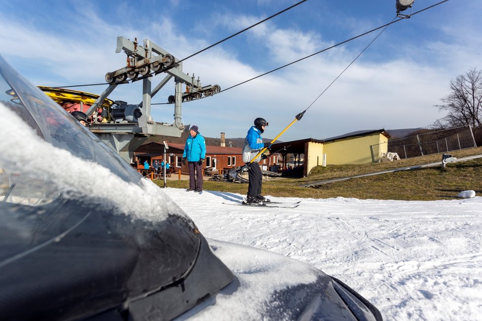 Lyžaři si v česku užívají slunečné počasí (2.3.2023).