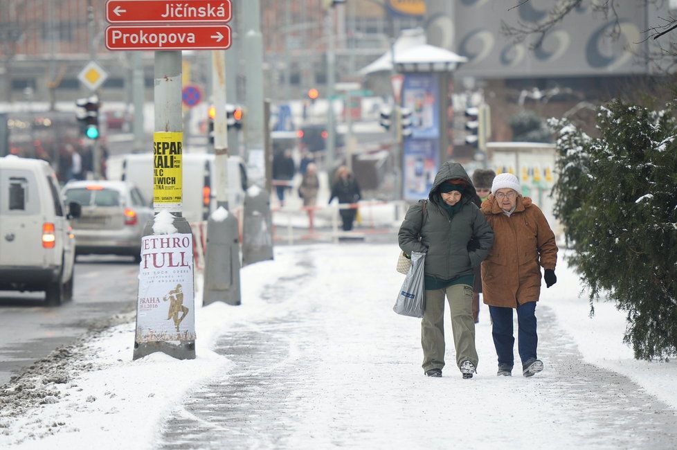 Silnice i chodníky budou místy kluzké, řidiči a chodci by proto měli věnovat zvýšenou pozornost místním podmínkám.