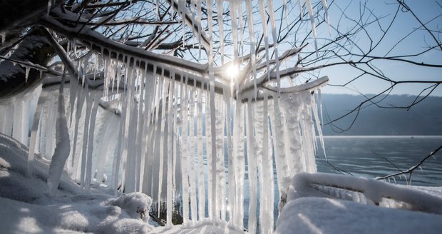 Česko sevřel mráz, pozor na náledí. Na Šumavě naměřili -33,3 °C