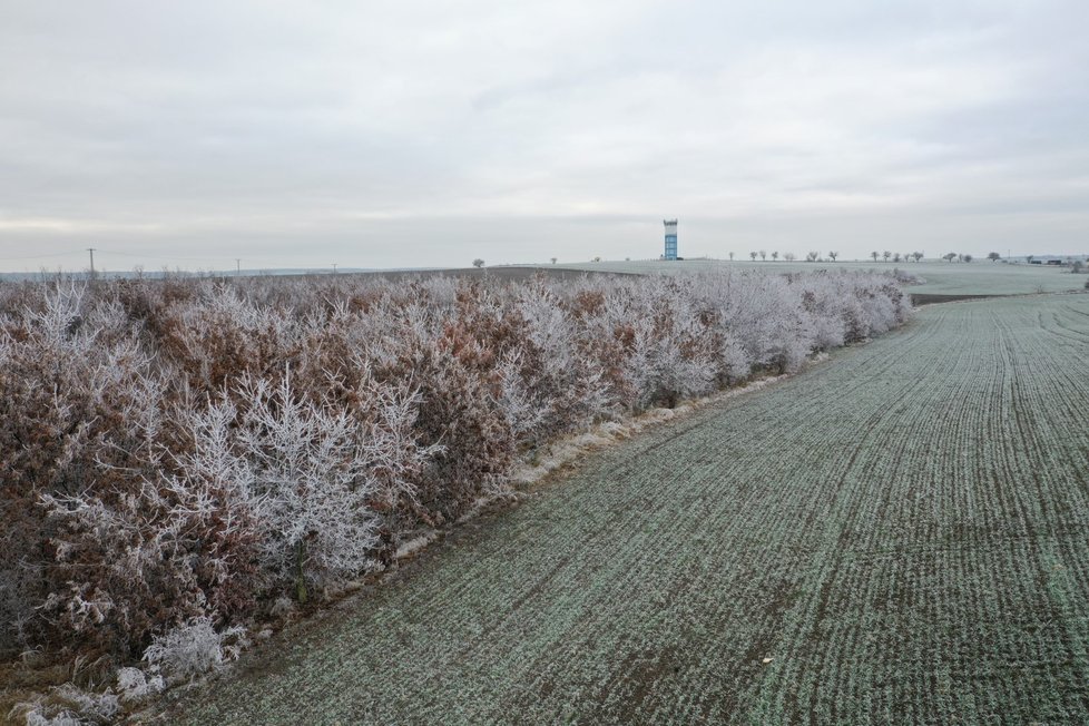 České silnice jsou pokryté sněhem, platí výstraha pro řidiče, sledujte radar Blesku.