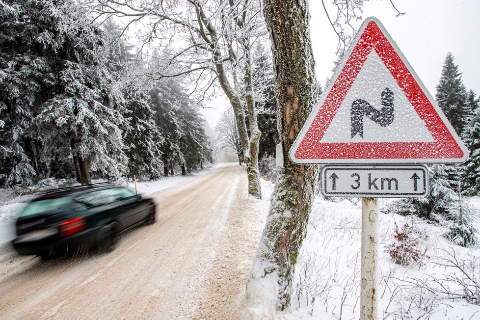 O víkendu mohou mrznoucí mlhy tvořit silniční námrazy