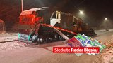 Vítr a sníh bičují Česko: Meteorologové varují před sněhovými jazyky, sledujte radar Blesku