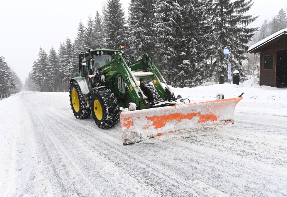 Traktor s radlicí odhrnuje sníh ze silnice na Červenohorské sedlo. 3. února 2023, Jeseníky.