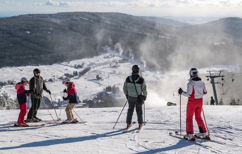 Lyžaři si po oblevě užili víkend na horách. Skiareálům pomohlo ochlazení i zasněžování
