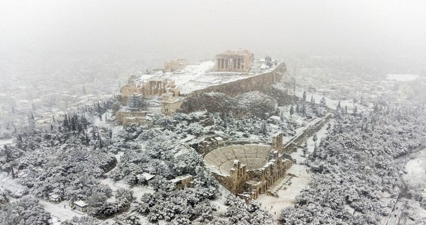 Sníh zasypal dovolenkové ráje: V Turecku ruší desítky letů, pod „peřinou“ jsou i Atény