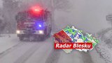 Rozbředlý sníh komplikuje situaci na silnicích. Místy bude dál sněžit, sledujte radar Blesku