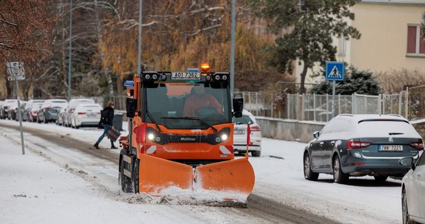 Zimní počasí způsobilo komplikace v Česku (24.11.2025)