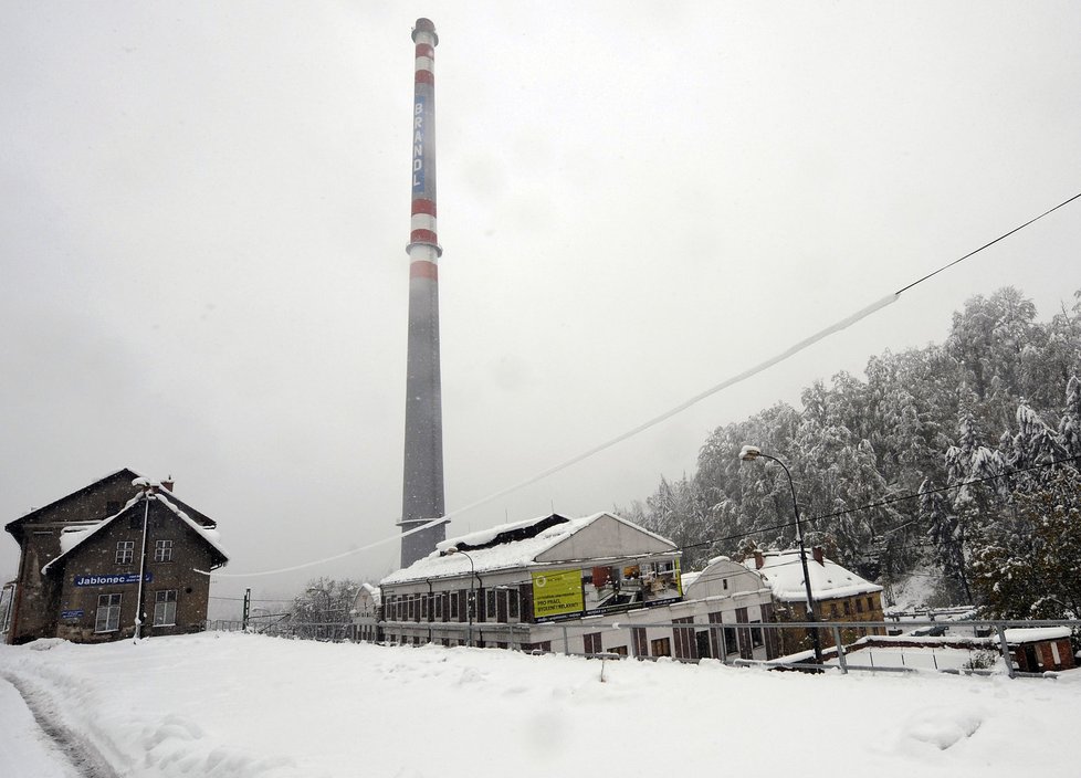 ablonecká teplárna Brandl (vpravo) 16. října znovu zastavila produkci tepla asi pro 10.500 domácností kvůli sněhové kalamitě a s ní spojenému výpadku dodávky energie. Stejné problémy teplárna řešila ve čtvrtek, dodávky se jí podařilo obnovit na noc.