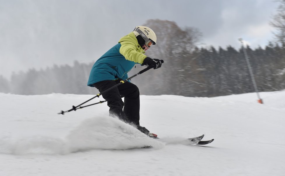 Lyžařský areál v Karolince na Vsetínsku zahájil novou zimní sezonu (12. 12. 2021)