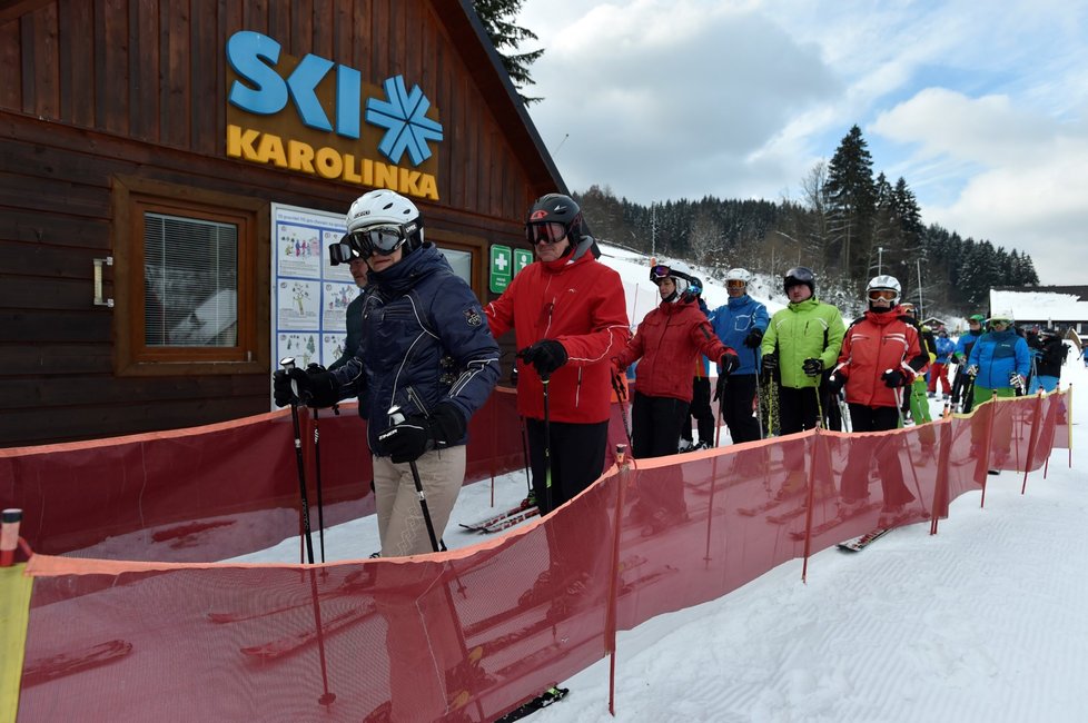 Lyžařský areál v Karolince na Vsetínsku zahájil novou zimní sezonu (12. 12. 2021)