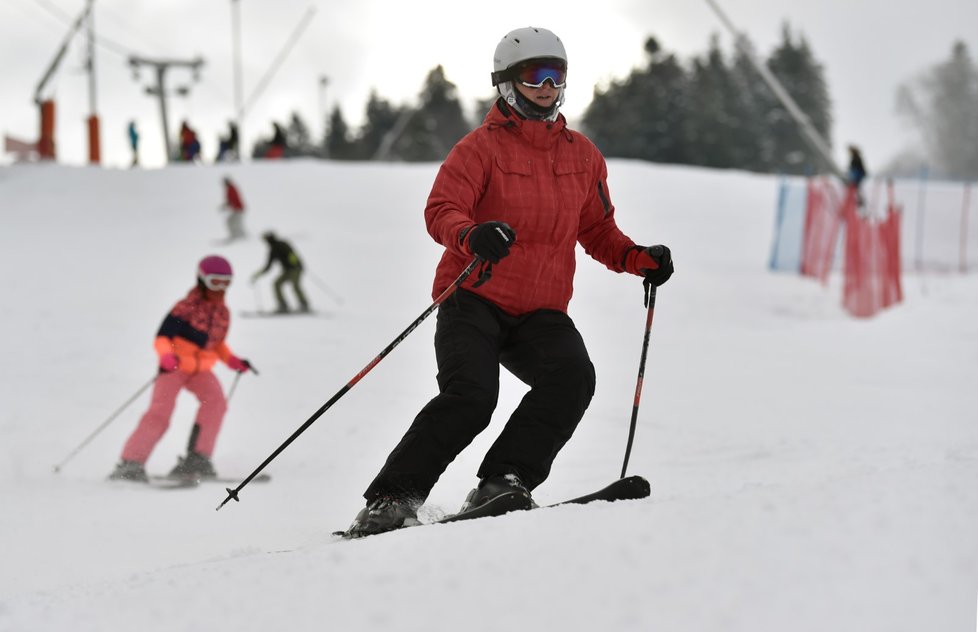 Lyžařský areál v Karolince na Vsetínsku zahájil novou zimní sezonu (12. 12. 2021).