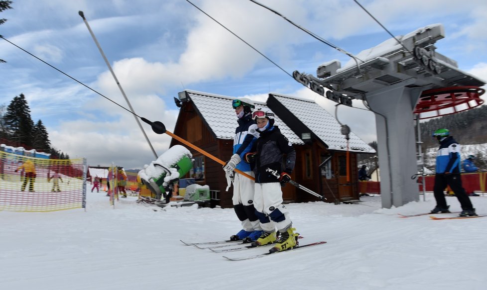 Lyžařský areál v Karolince na Vsetínsku zahájil novou zimní sezonu (12. 12. 2021).