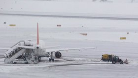Ve Švýcarsku měli kvůli sněhu problémy na letišti