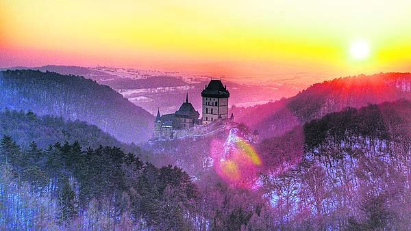 Slunce nad Karlštejnem značí obrat k teplejšímu počasí.