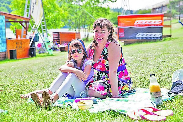 Praha 27. 5. 2018, 14:55 28 °C „Připravily jsme si jídlo a pití, takže máme hezký piknik u vody s dcerou,“ popsaly své plány Marta (36) s dcerou Janičkou (7).