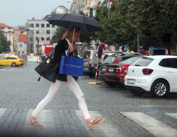 Počasí u nás bude ležet v nevýrazném tlakové poli, takže se během odpoledne mohou ojediněle při přechodně zvětšené oblačnosti vyskytnout přeháňky nebo bouřky. Ale bude jednat pouze o lokální jevy.