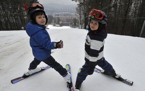 O víkendu se bude lyžovat prakticky všude, tito školáci se proháněli na svahu ve Zlíně.