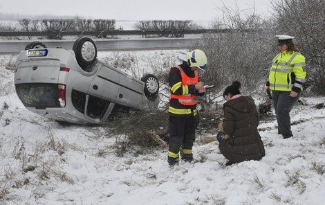 Sněžení, mokrá a místy i namrzlá silnice. Policisté řešili včera desítky nehod, stejně jako nedaleko motorestu Zlatá Křepelka u Olomouce.