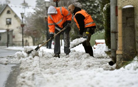 Mokrý a těžký sníh udělal problémy hlavně na silnicích.